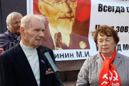 Коммунисты поздравили жителей Калининграда с 73-летием города