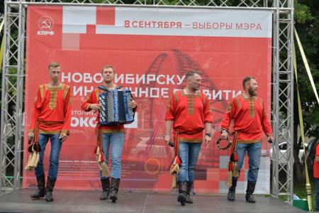 Новосибирск. Анатолий Локоть провел первую дворовую встречу с избирателями