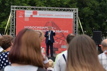 Новосибирск. Анатолий Локоть провел первую дворовую встречу с избирателями