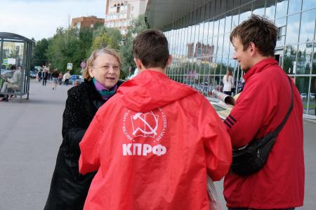 Нина Останина продолжает агитацию в Великом Новгороде