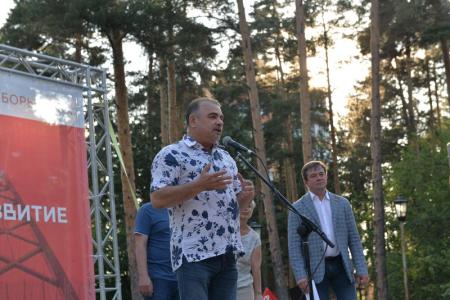 Кандидат в мэры Новосибирска Анатолий Локоть первым встретился с избирателями