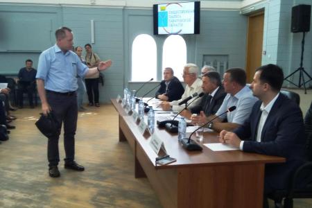 Саратовская область. Во время обсуждения темы строительства завода по переработке отходов I и II классов опасности общественник попытался ударить депутата-коммуниста
