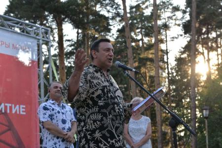 Кандидат в мэры Новосибирска Анатолий Локоть первым встретился с избирателями