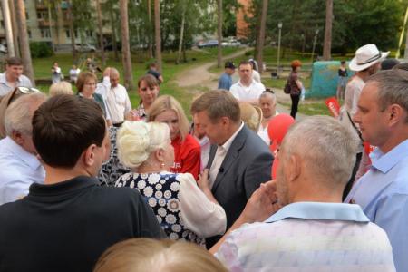 Кандидат в мэры Новосибирска Анатолий Локоть первым встретился с избирателями