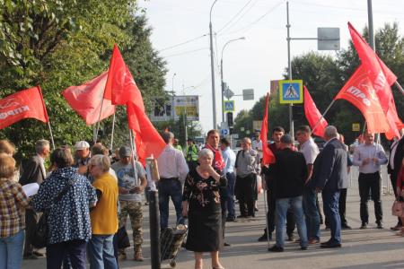 Тюменские коммунисты провели митинг в защиту прав трудящихся