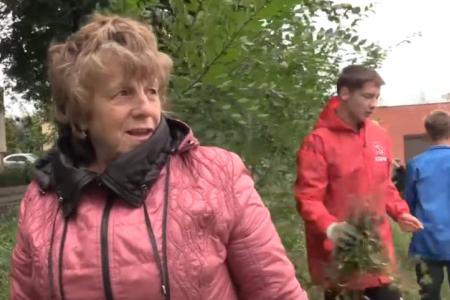 Саратовские комсомольцы приводят в порядок детскую площадку в Жасминке
