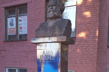 В Курске отморозки надругались над памятником Карлу Марксу