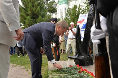 Трехметровую стелу с якорем в память героям-речникам открыли в Новосибирске