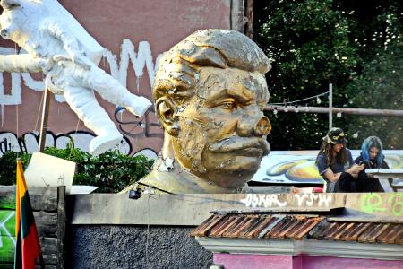 «Русофобское свинство». В Вильнюсе отморозки установили издевательский памятник И.В. Сталину 