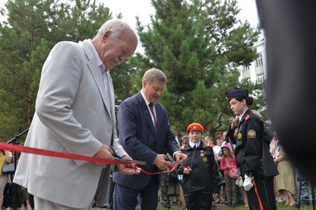 Трехметровую стелу с якорем в память героям-речникам открыли в Новосибирске