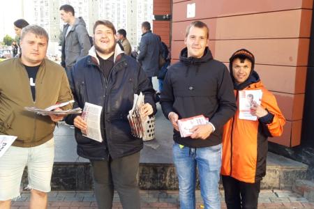 «Красные в городе!». Московские коммунисты активно раздают агитационную продукцию на улицах российской столицы