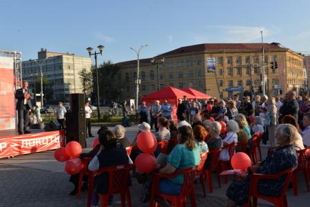Новосибирск. Самая многочисленная встреча Анатолия Локтя с гражданами прошла возле библиотеки ГПНТБ