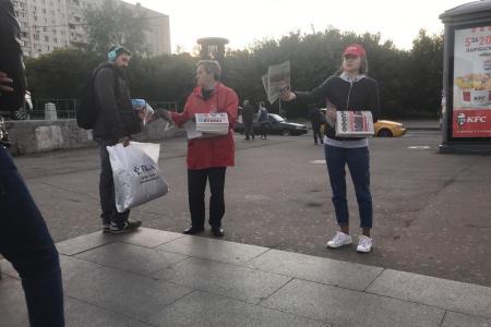 «Красные в городе!». Московские коммунисты активно раздают агитационную продукцию на улицах российской столицы