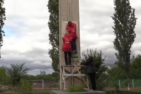 Саратовские комсомольцы приводят в порядок детскую площадку в Жасминке