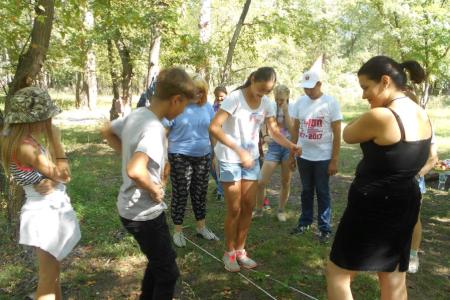 Саратовская область. Город Энгельс. Комсомольцы организовали для пионеров туристический поход