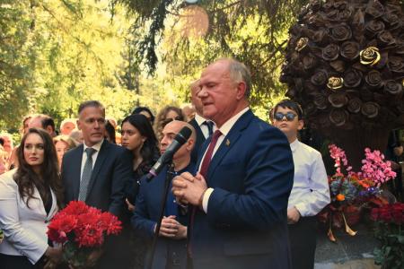 На Востряковском кладбище открыт памятник Иосифу Кобзону