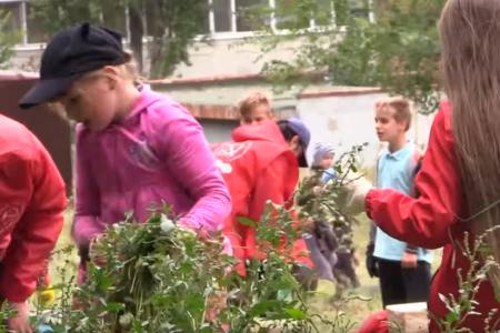 Саратовские комсомольцы приводят в порядок детскую площадку в Жасминке