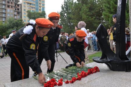 Трехметровую стелу с якорем в память героям-речникам открыли в Новосибирске