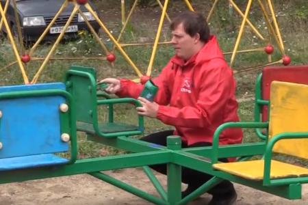 Саратовские комсомольцы приводят в порядок детскую площадку в Жасминке