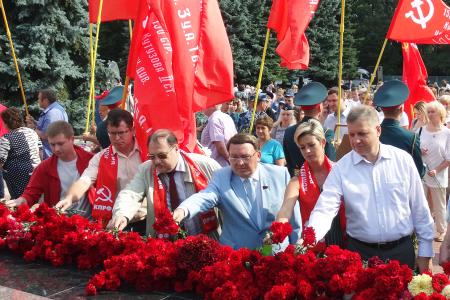 Коммунисты Курска отмечают 76-ю годовщину начала Орловско-Курской битвы