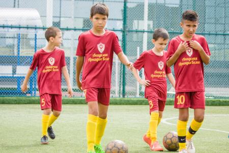 Спортивный клуб КПРФ провел детский футбольный турнир в Крыму