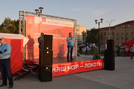 Новосибирск. Самая многочисленная встреча Анатолия Локтя с гражданами прошла возле библиотеки ГПНТБ