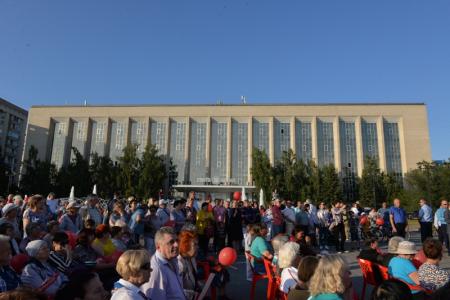Новосибирск. Самая многочисленная встреча Анатолия Локтя с гражданами прошла возле библиотеки ГПНТБ