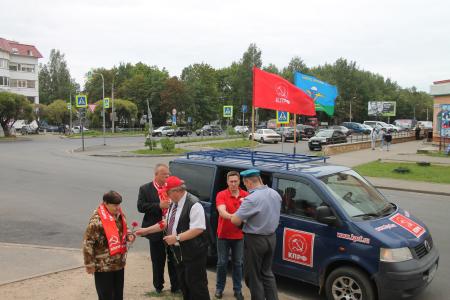 Память о подвигах. Коммунисты Пскова провели автопробег в день ВДВ