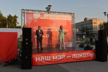 Новосибирск. Самая многочисленная встреча Анатолия Локтя с гражданами прошла возле библиотеки ГПНТБ
