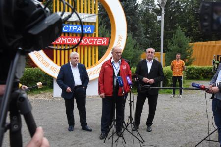 «Обновленный социализм стучится в ваши двери и души»