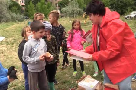 Саратовские комсомольцы приводят в порядок детскую площадку в Жасминке