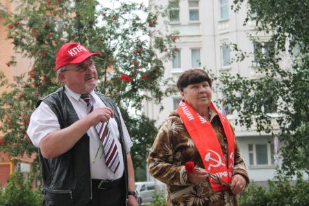Память о подвигах. Коммунисты Пскова провели автопробег в день ВДВ