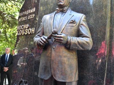 На Востряковском кладбище открыт памятник Иосифу Кобзону