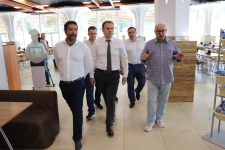 В ходе рабочей поездки на Крымский полуостров Ю.В. Афонин и А.А. Ющенко посетили Международный детский центр «Артек»