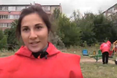 Саратовские комсомольцы приводят в порядок детскую площадку в Жасминке