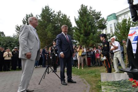 Трехметровую стелу с якорем в память героям-речникам открыли в Новосибирске
