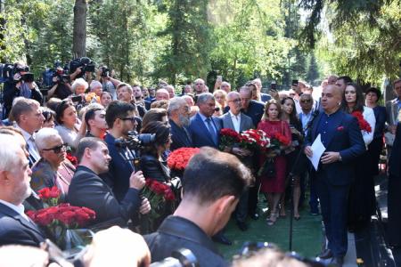 На Востряковском кладбище открыт памятник Иосифу Кобзону