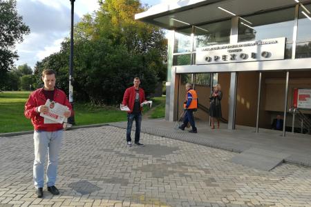 «Красные в городе!». Московские коммунисты активно раздают агитационную продукцию на улицах российской столицы
