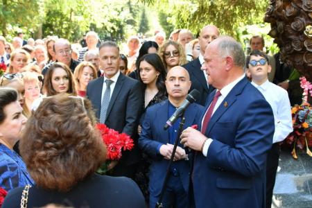 На Востряковском кладбище открыт памятник Иосифу Кобзону
