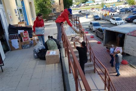 Свердловские коммунисты передали три тонны гуманитарного груза для жителей Иркутской области