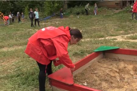 Саратовские комсомольцы приводят в порядок детскую площадку в Жасминке
