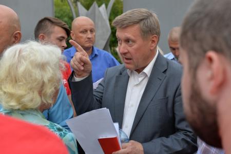 Выборы в Новосибирске. В микрорайоне Чистая Слобода подготовили более 200 вопросов кандидату Анатолию Локтю