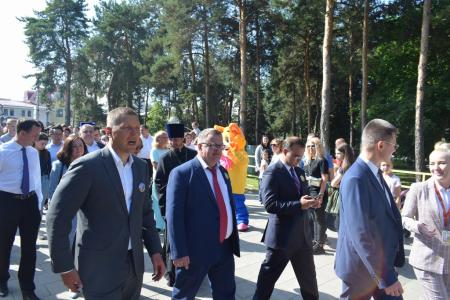 Депутаты фракции КПРФ Мособлдумы Александр Наумов и Дмитрий Кононенко поздравили жителей Дмитрова с 865-летием города