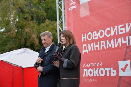 Новосибирск. Финальная встреча Анатолия Локтя с избирателями прошла в Первомайском сквере