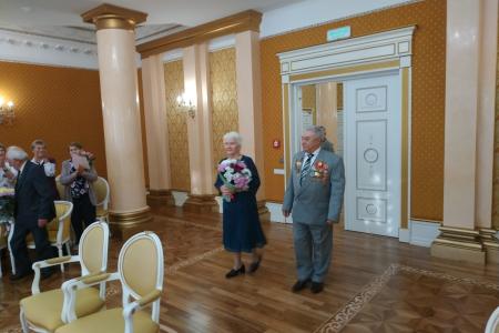 Депутат-коммунист Тюменской облдумы Т.Н. Казанцева поздравила  председателя общественной организации «Дети войны» И.Ф. Шашкова и его жену В.Т. Шашкову с бриллиантовой свадьбой