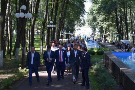 Депутаты фракции КПРФ Мособлдумы Александр Наумов и Дмитрий Кононенко поздравили жителей Дмитрова с 865-летием города