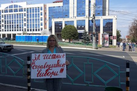 «Гарантировать чистые и честные выборы! Против бедности!». КПРФ провела одиночные пикеты на улицах Саранска