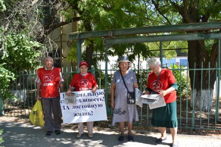 Республика Калмыкия. Коммунисты вышли на пикет с требованием честных выборов