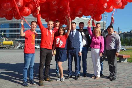 Коммунисты поздравили юных ленинградцев с Днём знаний