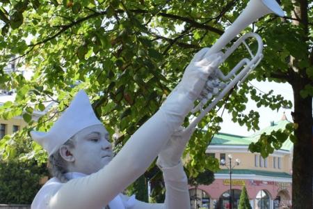 Депутаты фракции КПРФ Мособлдумы Александр Наумов и Дмитрий Кононенко поздравили жителей Дмитрова с 865-летием города